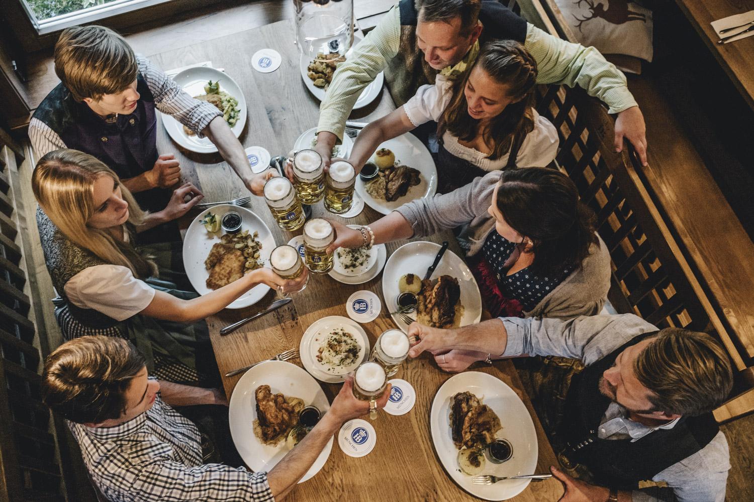 Hofbräu Jena Tisch mit Gästen, Speisen und Bier